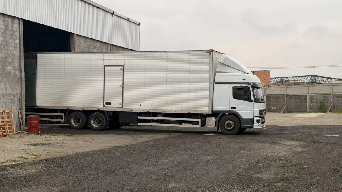 Frota LDBR — Actros no pátio